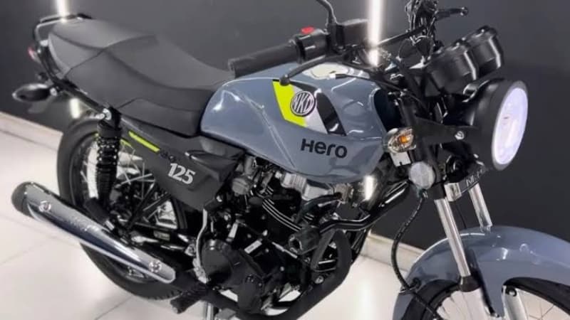 बाइक के handling और stability को बेहतर बनाने के लिए इसमें tubeless tyres और alloy wheels लगाए गए हैं, जो improved grip के साथ स्टाइलिश लुक भी प्रदान करते हैं। साथ ही, CBS (Combined Braking System) braking system को भी शामिल किया गया है, जो फ्रंट और रियर ब्रेक को साथ में काम करने देता है और braking performance को ज्यादा सुरक्षित और reliable बनाता है। इन सभी फीचर्स के साथ Hero Splendor 125 modern, safe और practical commuter बाइक बन गई है।