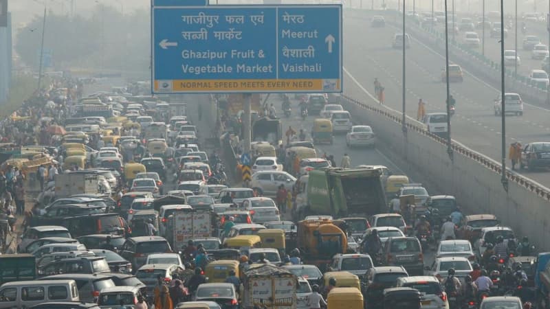 सर्दियों में दिल्ली का AQI खतरनाक स्तर तक क्यों पहुंच जाता है? तापमान उलटाव, पराली, वाहनों और मौसम से जुड़े कारणों की पूरी जानकारी आसान हिंदी में पढ़ें।