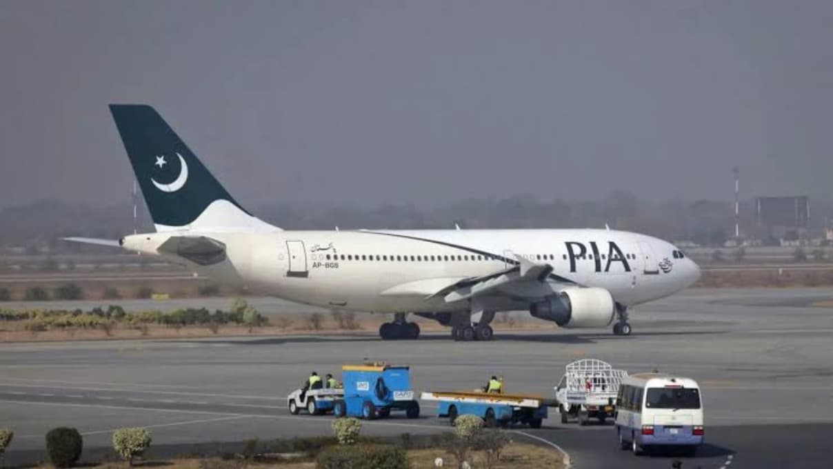 PIA Privatization 2025: IMF दबाव में पाकिस्तान बेचेगा PIA, फौजी फाउंडेशन भी बोली में शामिल