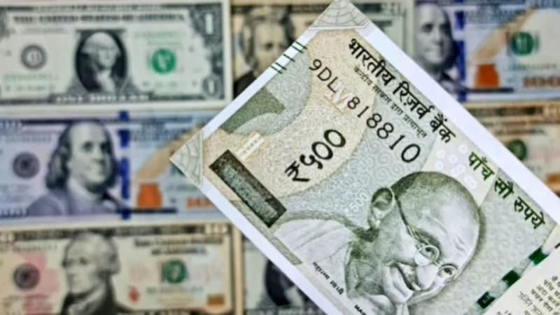Rupee Record Low: डॉलर के मुकाबले पहली बार 90 के पार फिसला रुपया? क्या है वजहें और आगे क्या होगा?