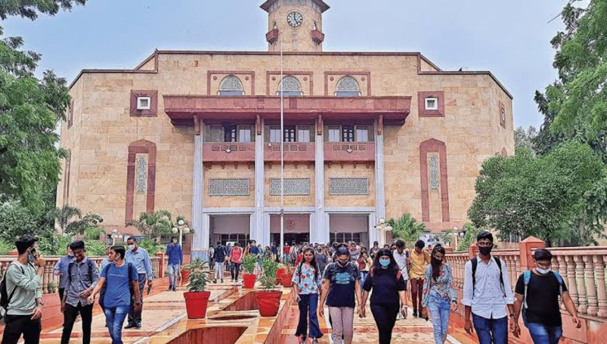 Top 10 Universities in Ahmedabad | Education & Job News Hindi